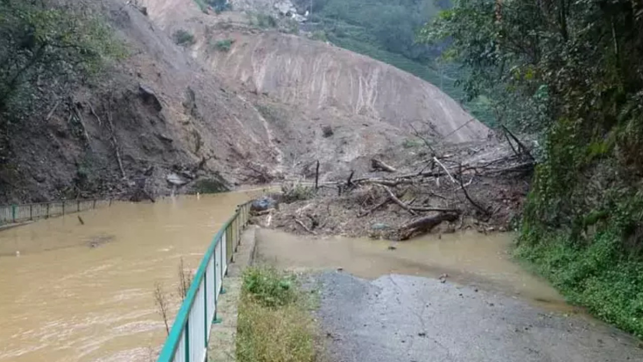 Rize'de heyelanın önünü kapattığı derede su seviyesi yola ulaştı