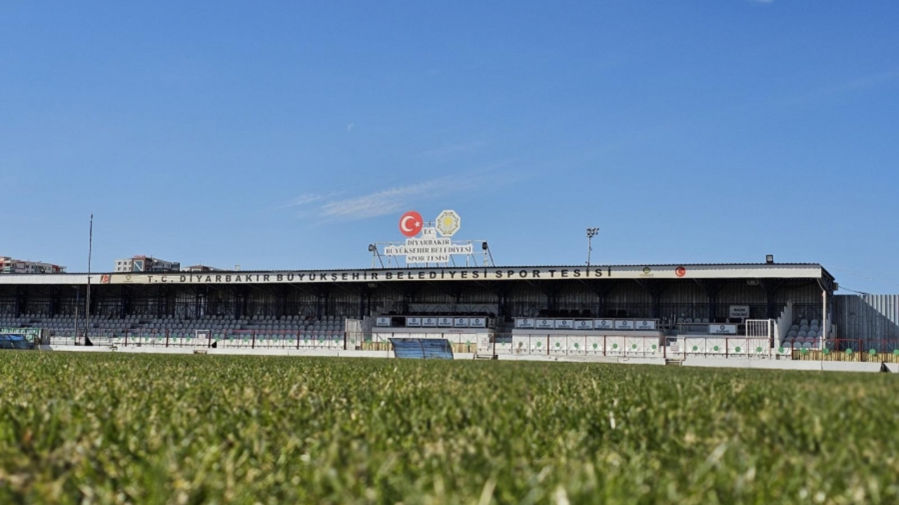 Diyarbakır'da Şilbe Spor Tesisleri'ndeki çim saha yenilendi