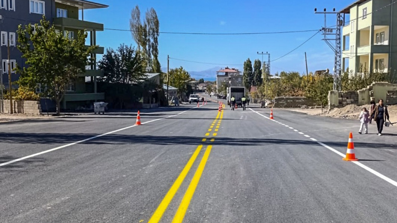 Van'da belediye ekipleri yol bakım çalışmalarına devam ediyor