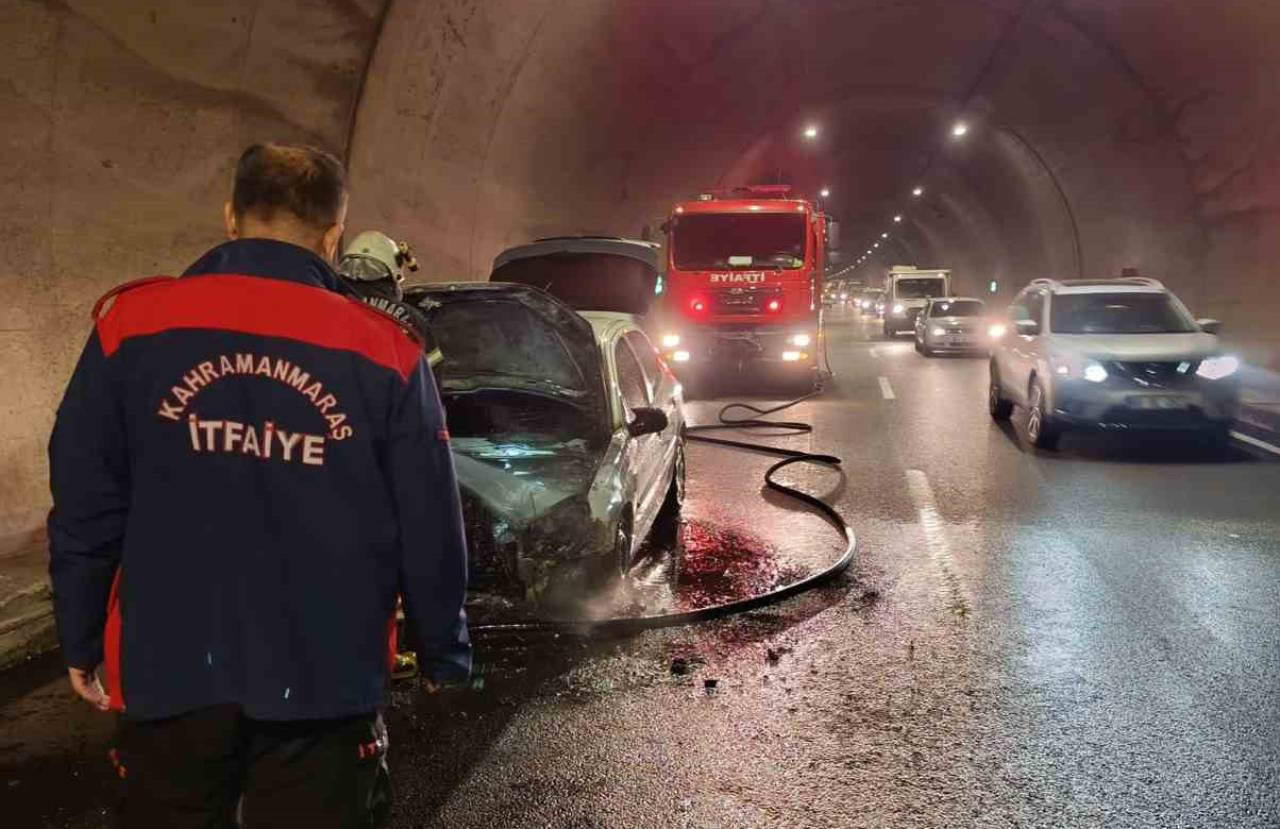 Maraş’ta seyir ahalindeki otomobil yandı