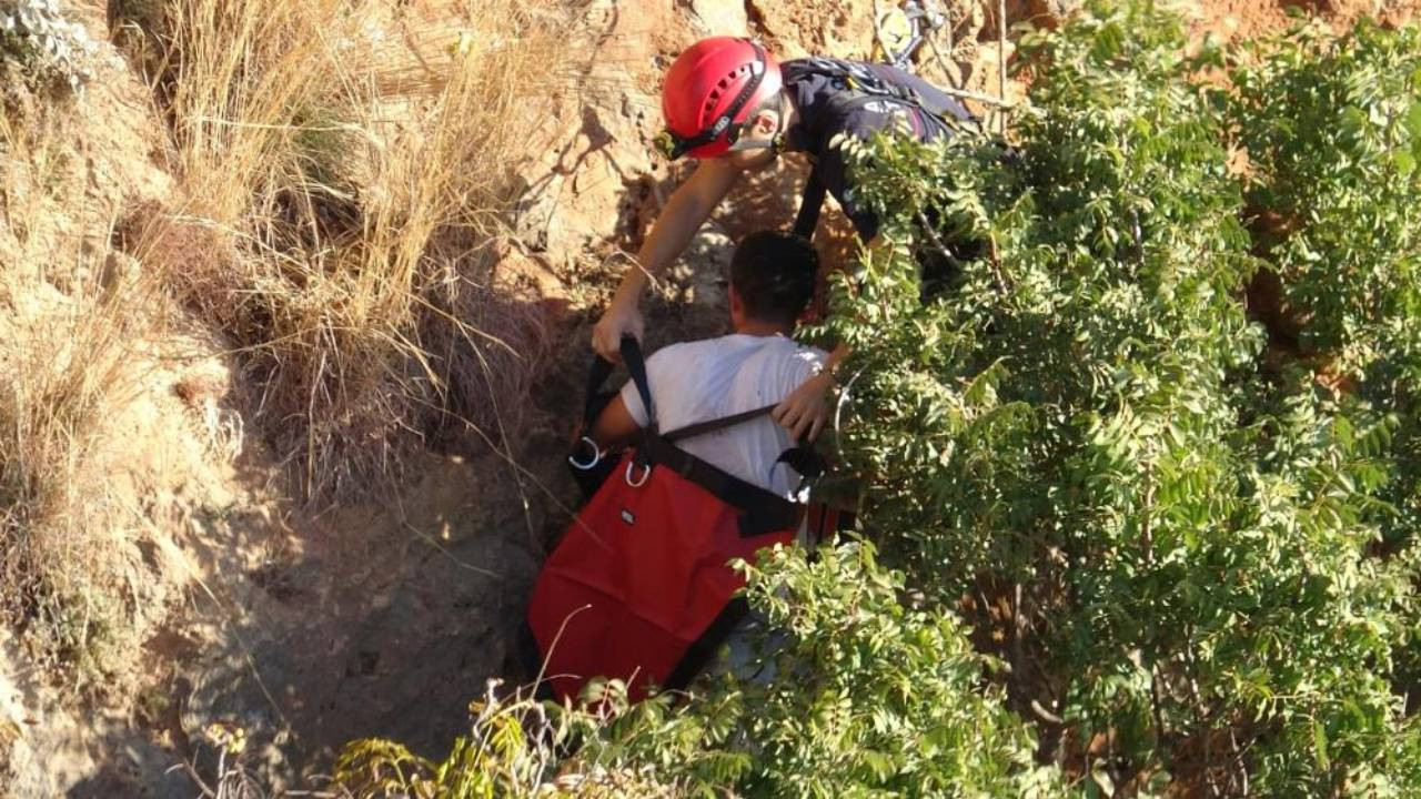 Antalya'da kayalıklarda mahsur kalan genç halatlarla kurtarıldı