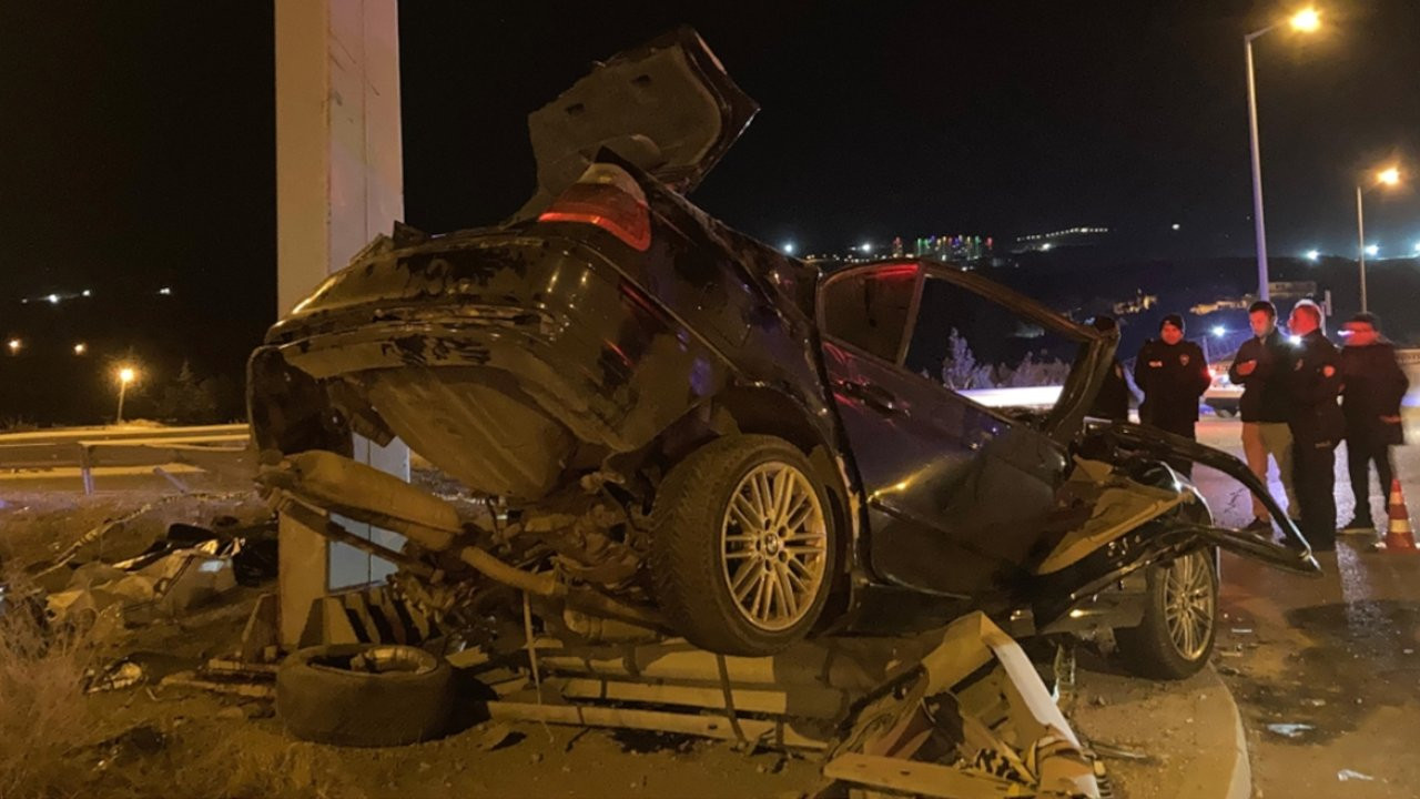 Ankara'da yön tabelası direğine çarpan otomobildeki 4 kişi öldü