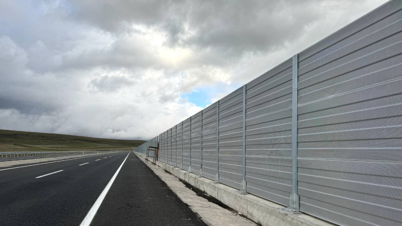 Aktaş Gölü'nün çevresine göçmen kuşlar için ses bariyerleri kuruluyor