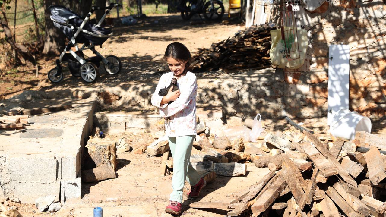 Antalya'da yangın: 9 yaşındaki çocuk tavuklarını kucağında taşıdı