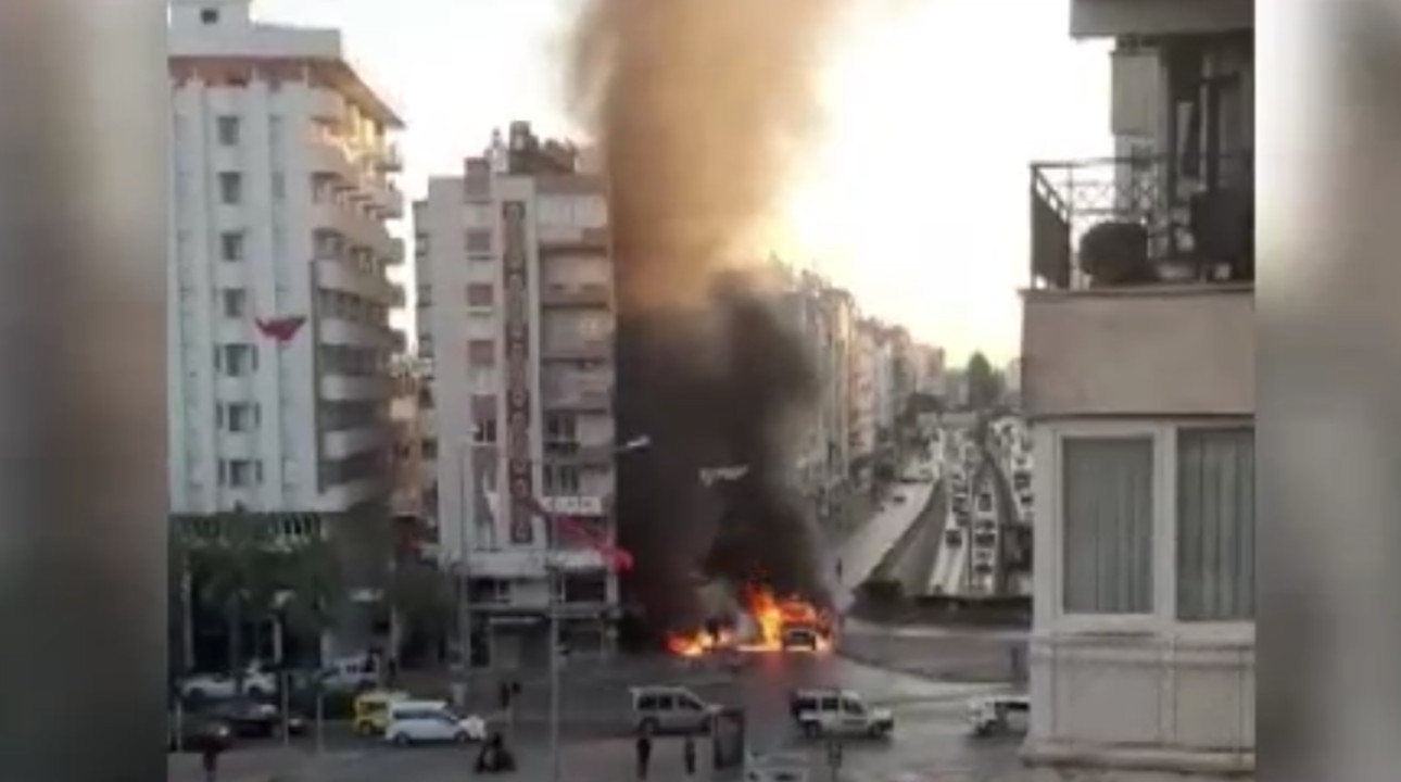 Antalya'da seyir halindeki kamyonet yandı