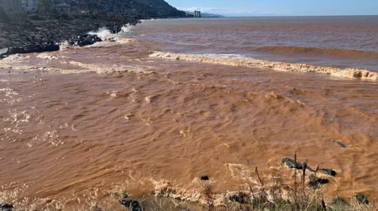 Rize'de sağanak sonrası denizin rengi değişti