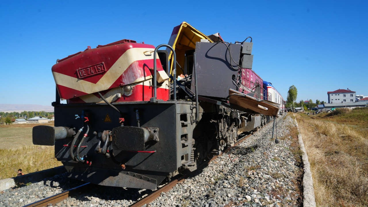 Muş’ta yolcu treni beton pompasına çarptı: Ölü ve yaralılar var