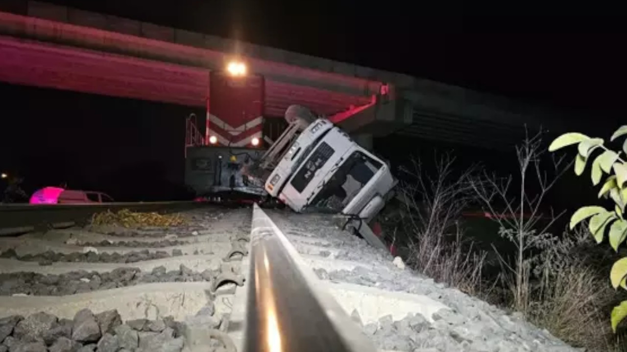 Edirne'de yolcu treni raylara bırakılan beton pompası kamyonuna çarptı