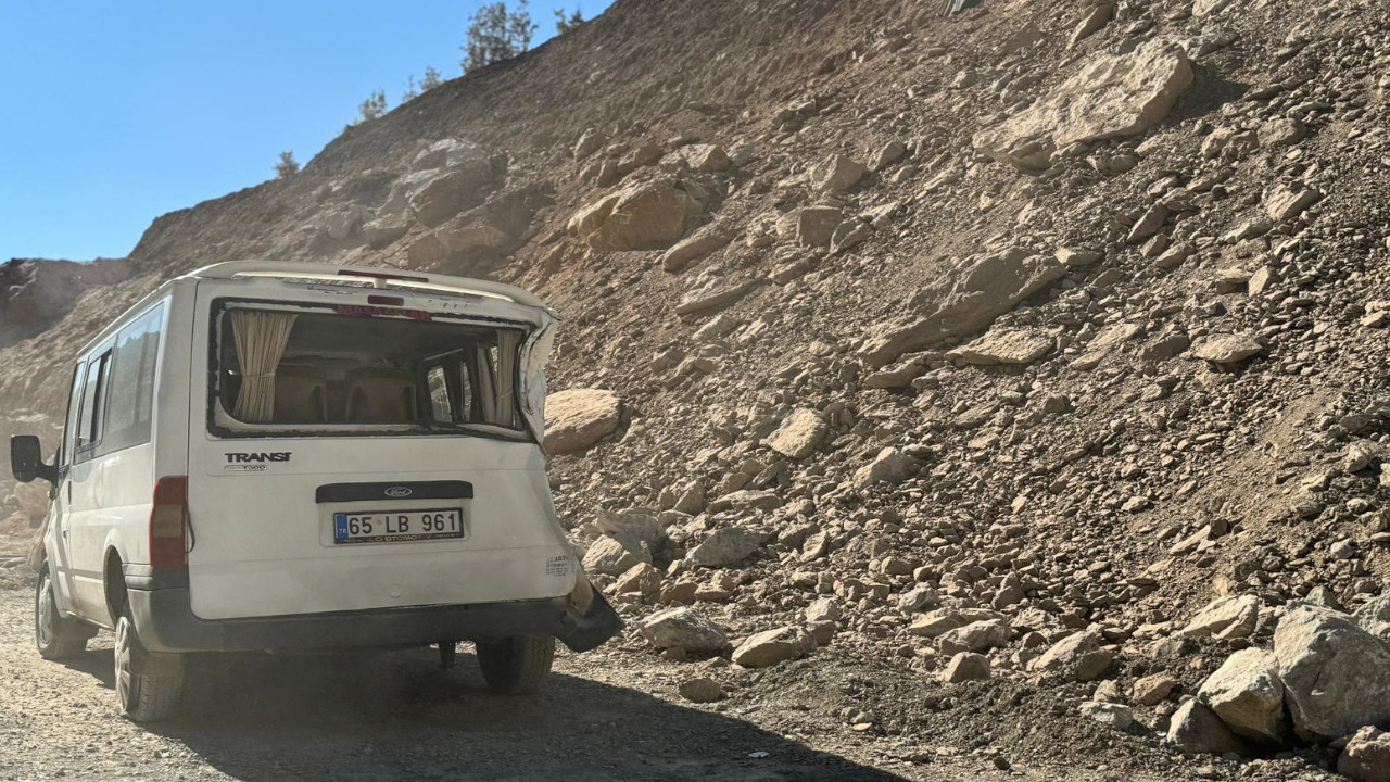 Hakkari'de minibüsün üzerine kaya parçaları düştü