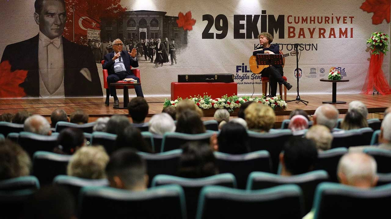 Selçuk'ta 'Cumhuriyet’in Aydınlığı' müzik ve şiir dinletisi düzenlendi