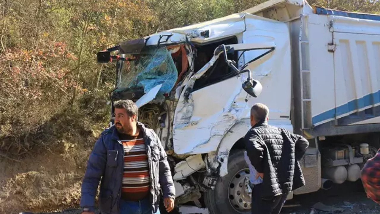 Tokat'ta iki kamyon çarpıştı