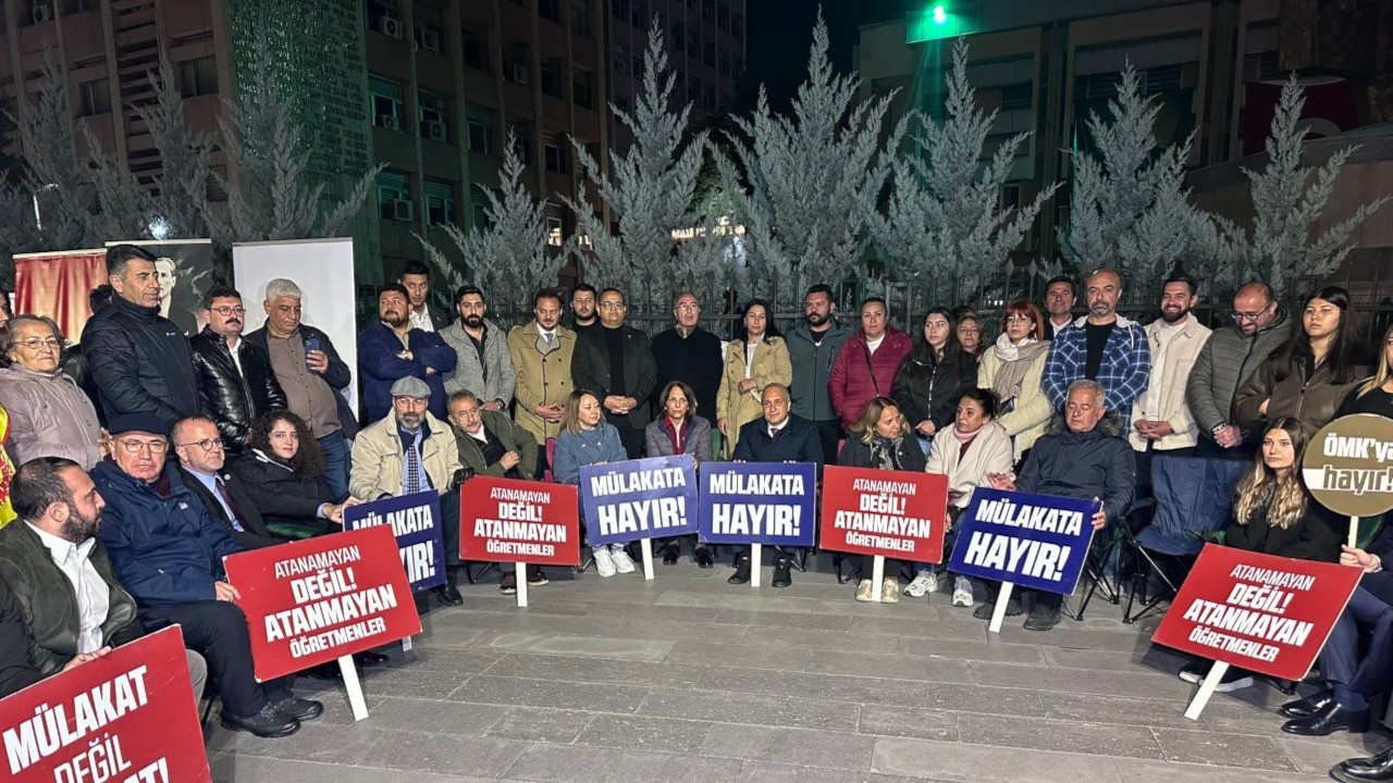 CHP'den mülakatlara karşı bakanlık önünde oturma eylemi