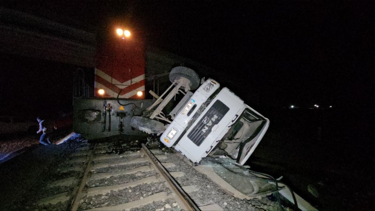 Beton pompasını demir yoluna bırakan sürücü tutuklandı