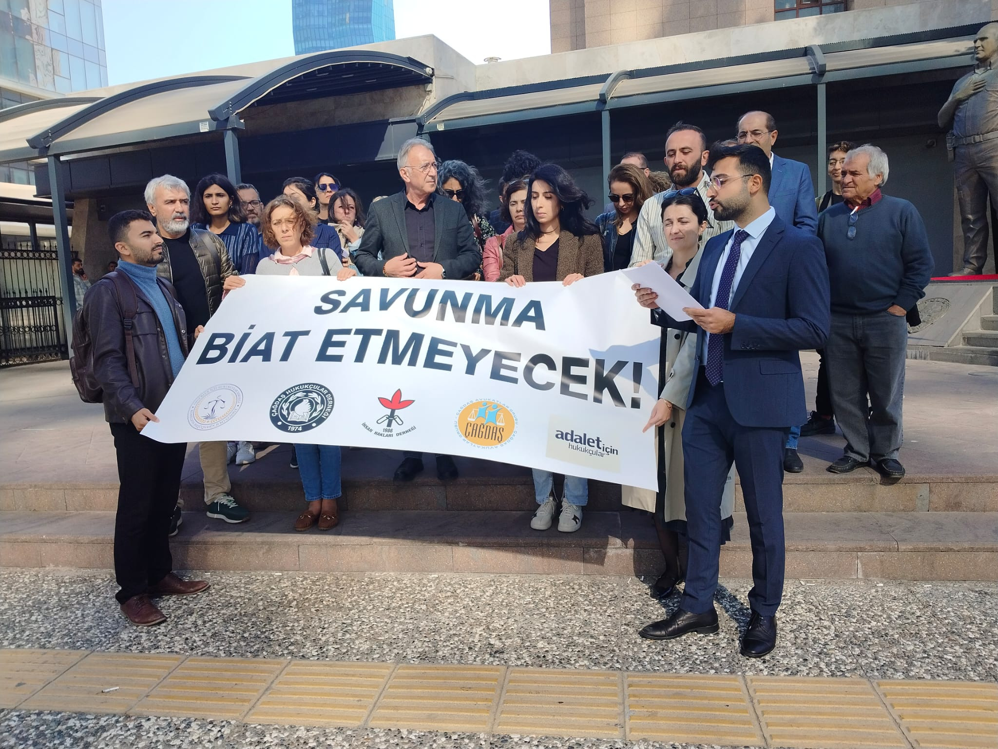 Avukat Sarsılmaz’ın tutuklanması İzmir’de protesto edildi