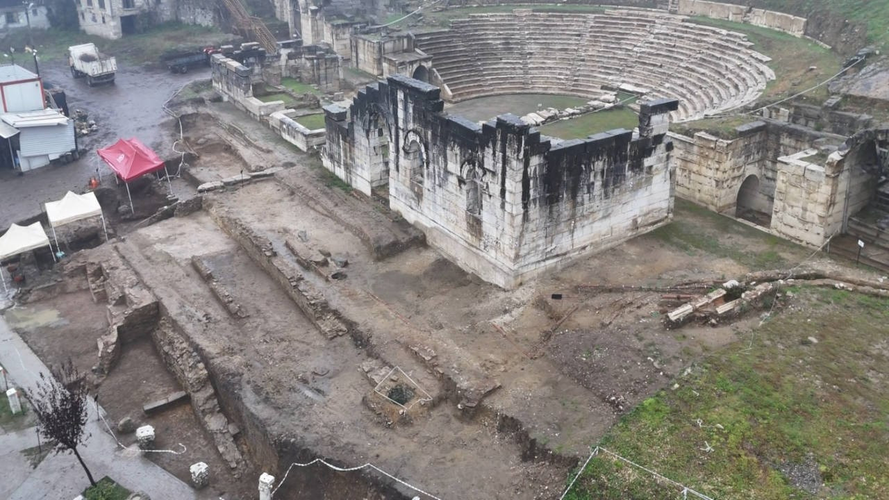 Konuralp Antik Tiyatro kazılarında kilise kalıntısı bulundu