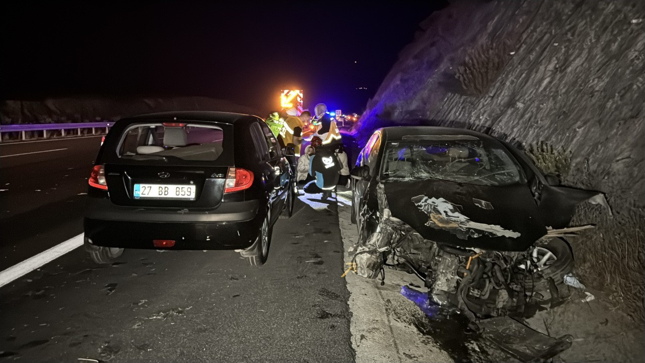 Otobanda tırdan düşen tomruklar araçları biçti: 1 ölü, 9 yaralı