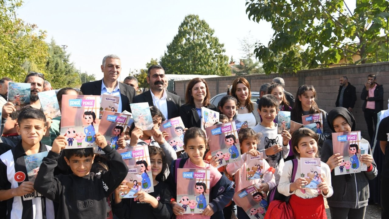 Diyarbakır'da eş başkanlar çocuklara öykü kitabı dağıttı