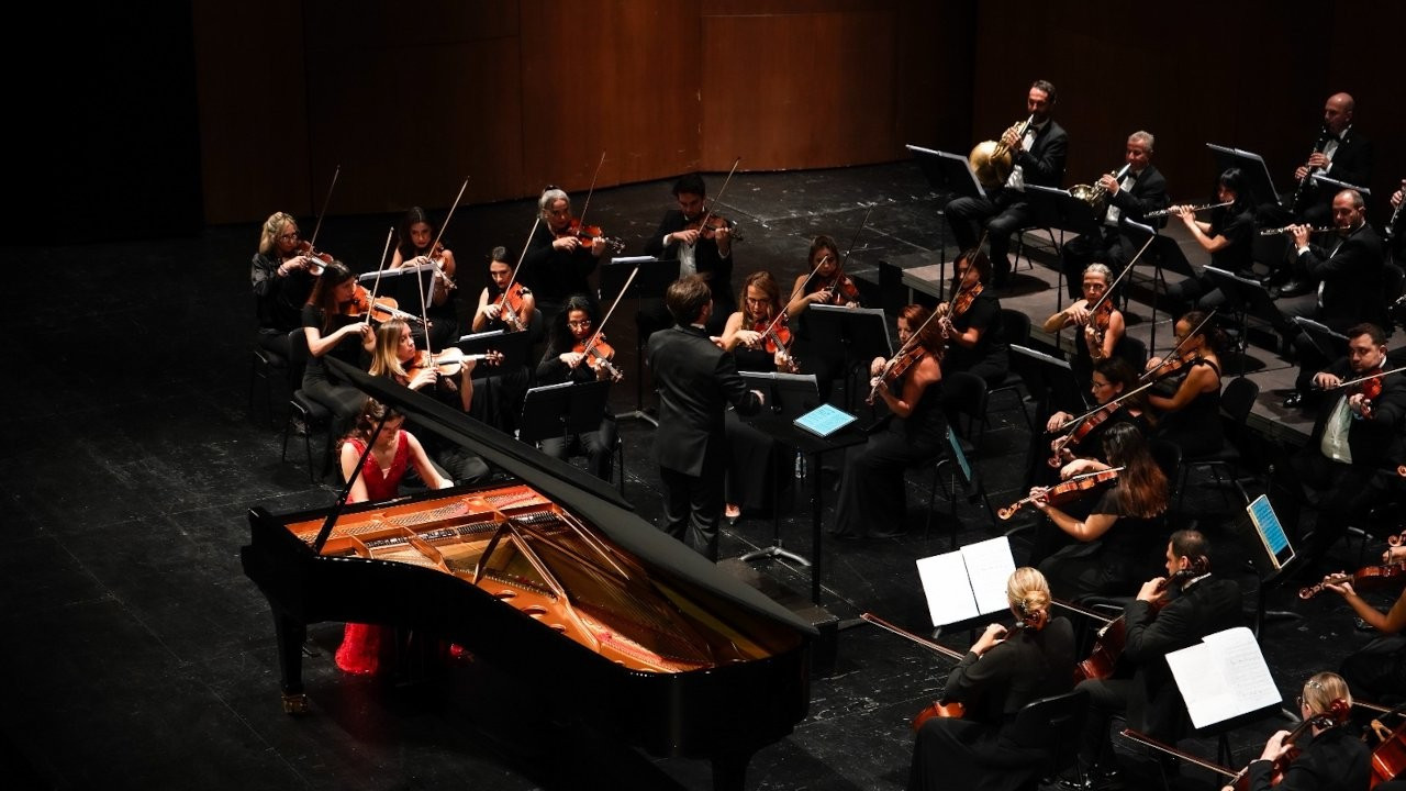 Piyanist İlyun Bürkev AKM'de konser verdi