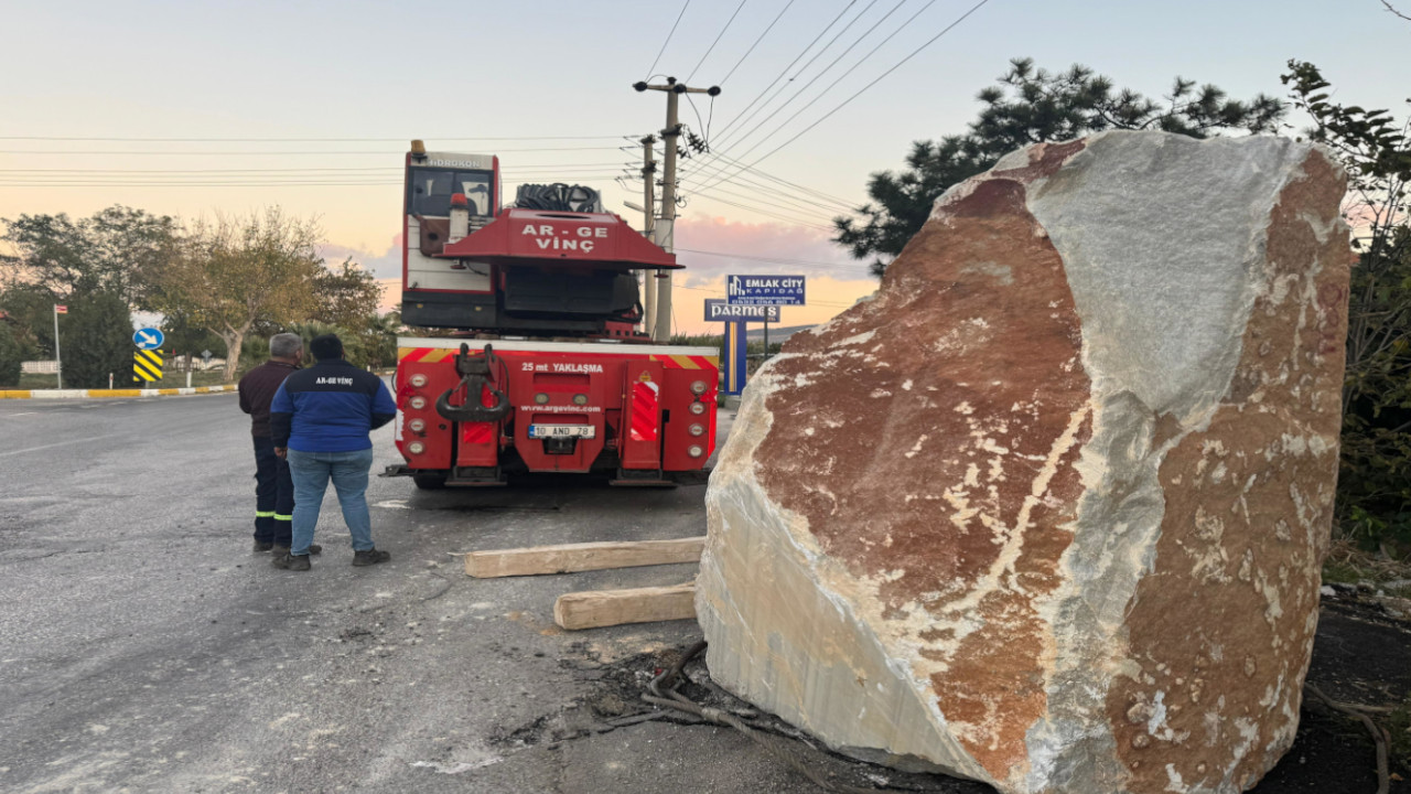 TIR'ın dorsesinden yola mermer blok düştü