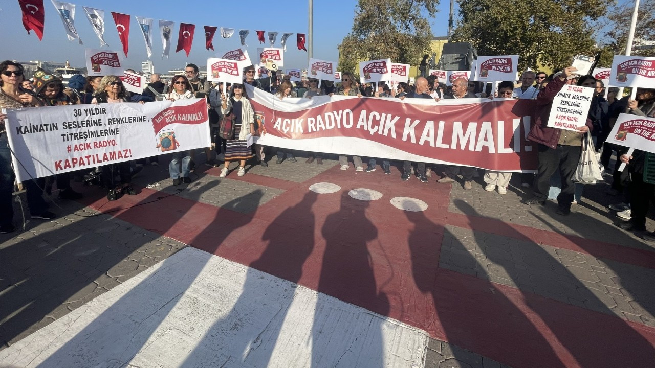 İstanbul'da Açık Radyo eylemi: 'Açık Radyo, açık kalmalı'