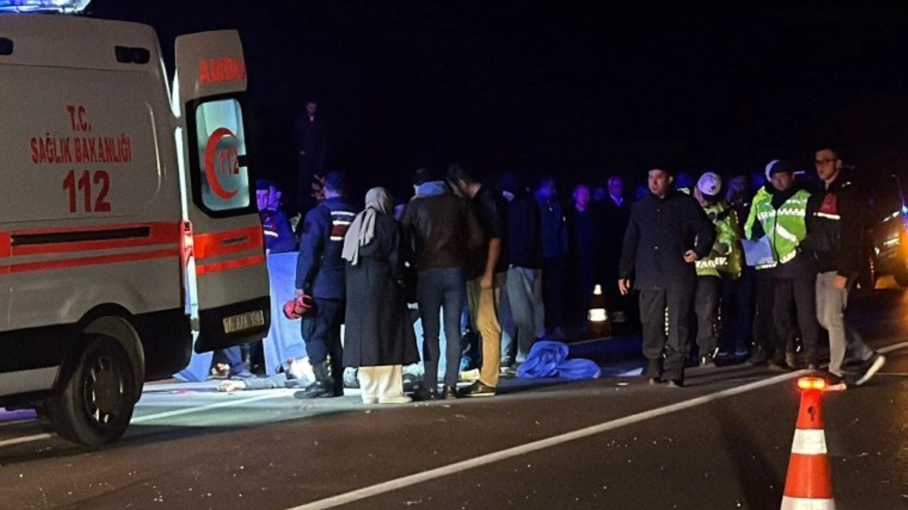 Bartın'da otomobil yolda yürüyen yayaya çarptı