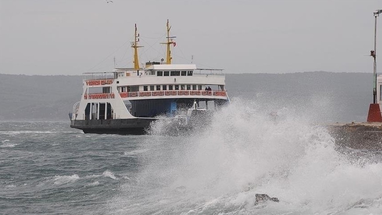 Marmara'da bazı feribot seferlerine fırtına iptali