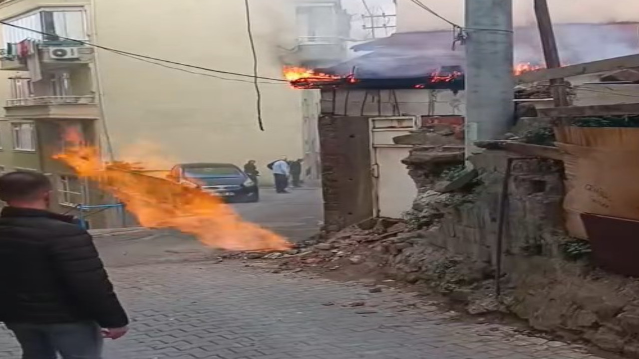 Doğal gaz borusu patladı, alevler yandaki eve sıçradı