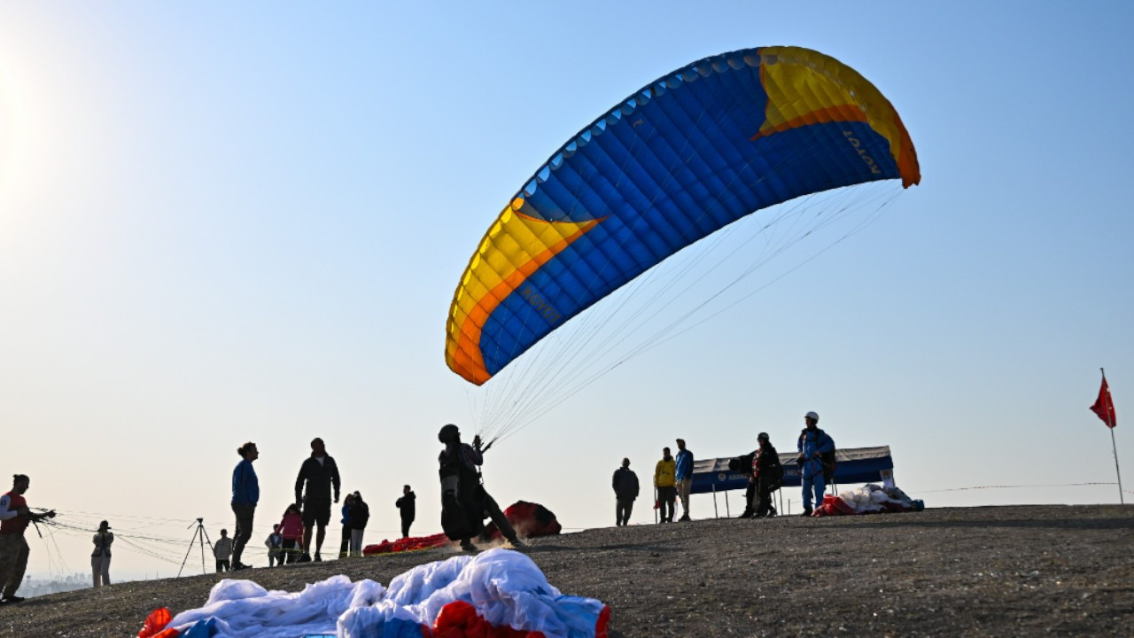 Adana'da 13. Kostümlü Yamaç Paraşütü Festivali başladı