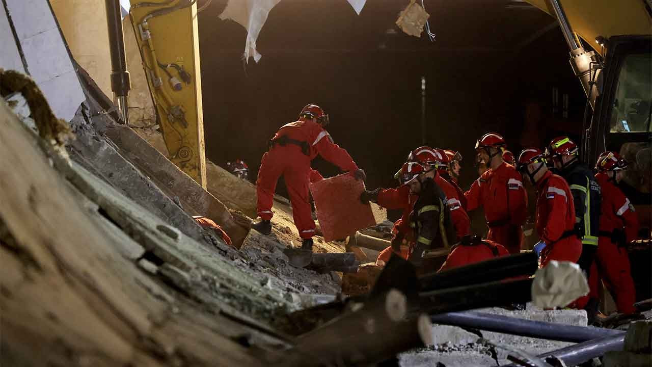 Sırbistan'da tren istasyonunun sundurması çöktü: 14 kişi öldü