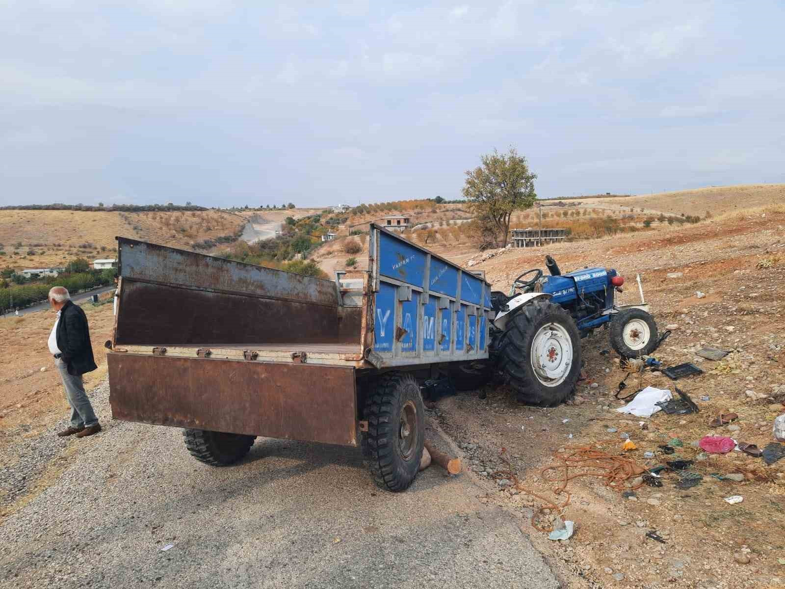 Devrilen traktörün altında kalan 6 kişi yaralandı