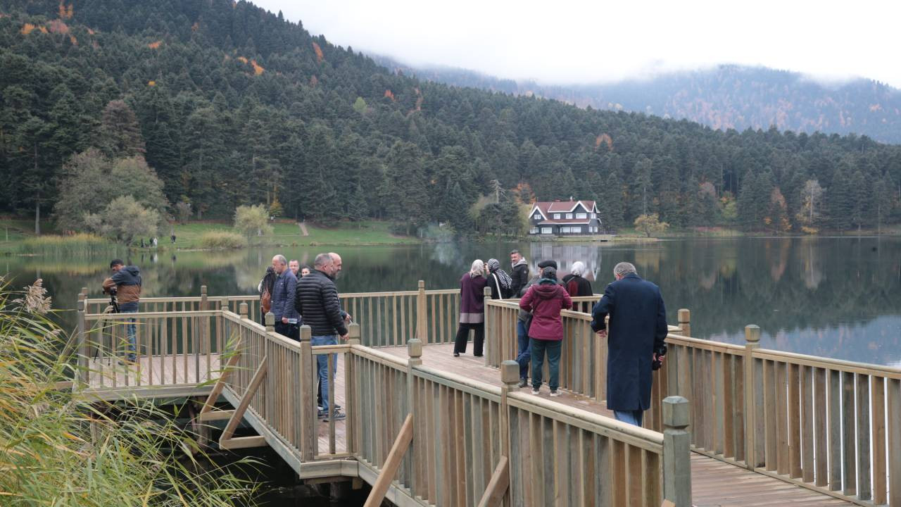 Gölcük Tabiat Parkı sonbaharda sarıya büründü