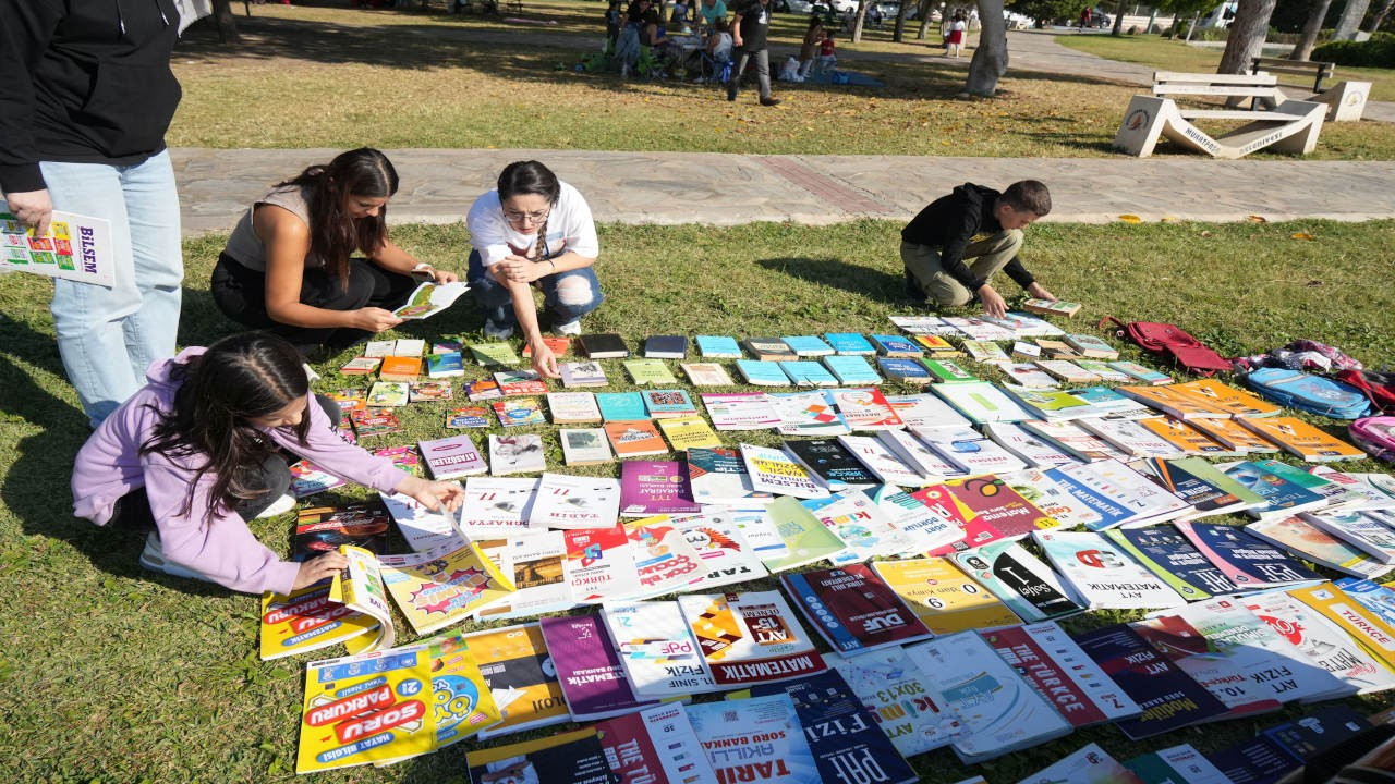 Arabasını kütüphaneye çevirdi, 100 bin kitap dağıttı