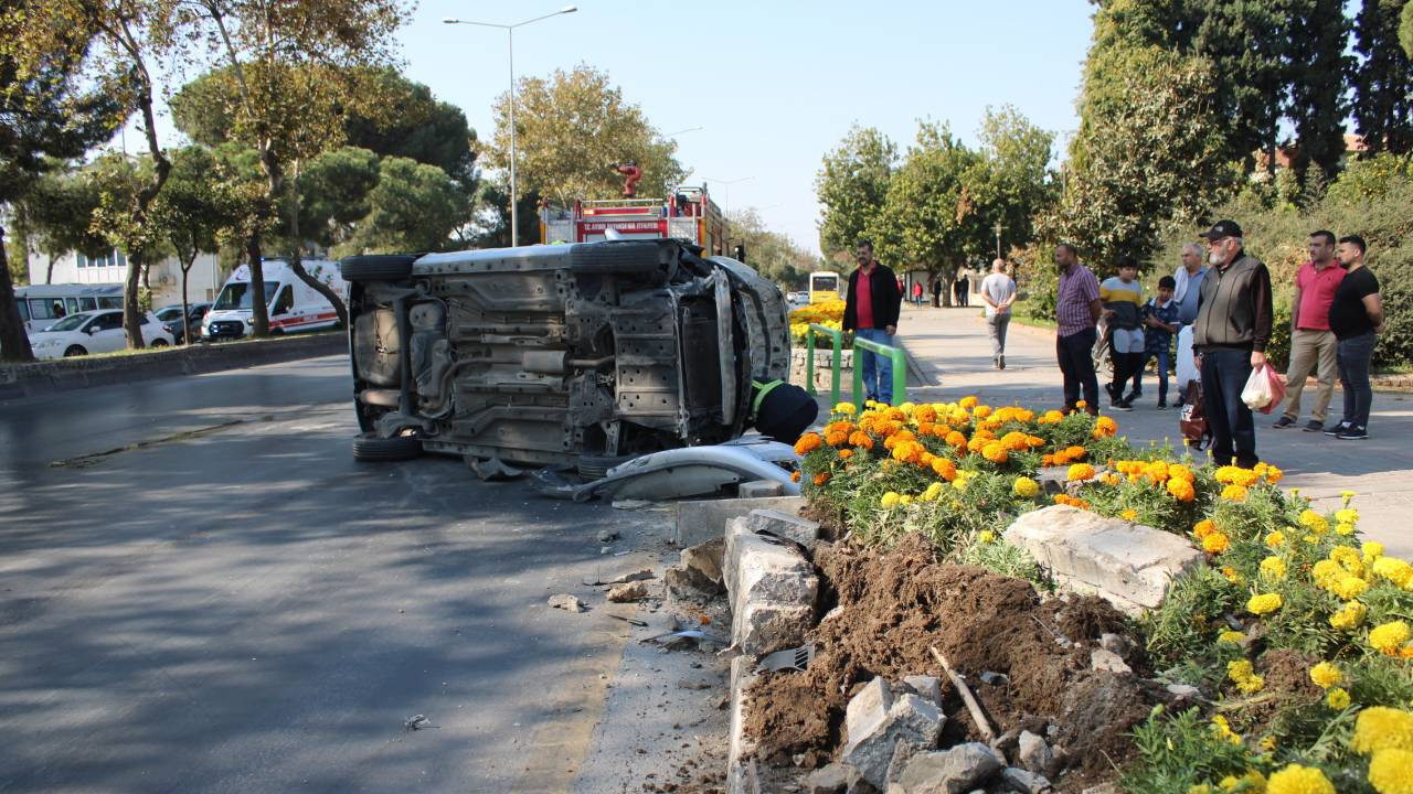 Kontrolden çıkan otomobil yan yattı