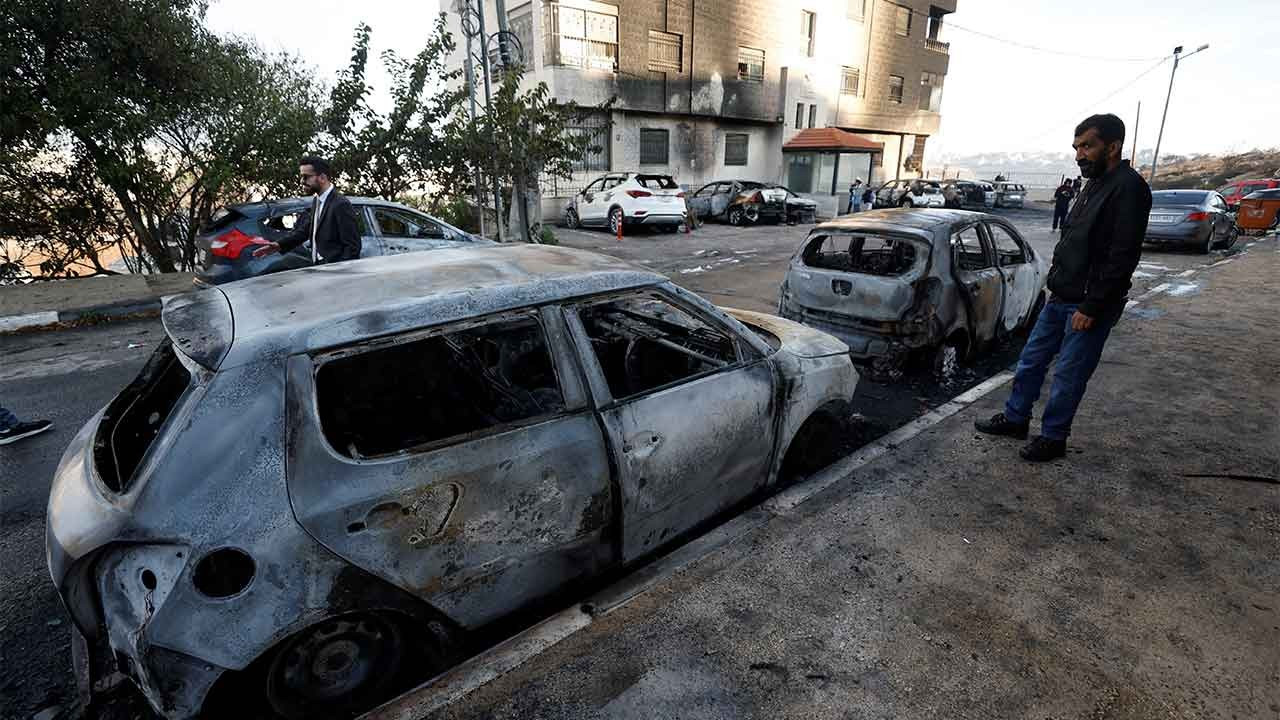 İsrailli yerleşimciler, Batı Şeria'da Filistinlilerin araçlarını ateşe verdi