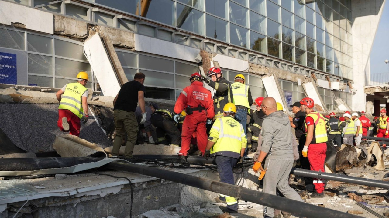 Sırbistan'da sundurma çöktü, 14 kişi öldü: Bakan istifa etti