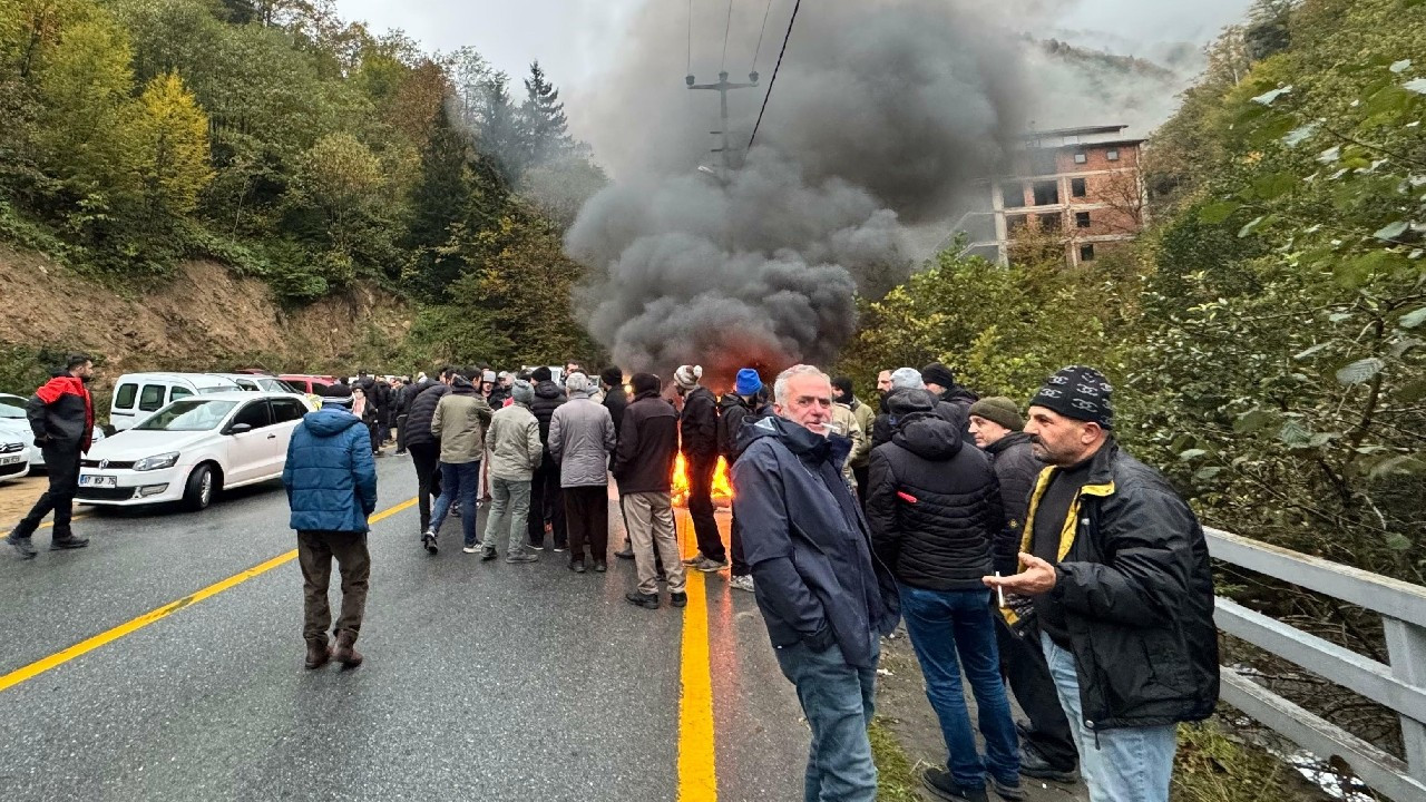 Trabzon'da HES'lere karşı direniş: Yolu trafiğe kapattılar