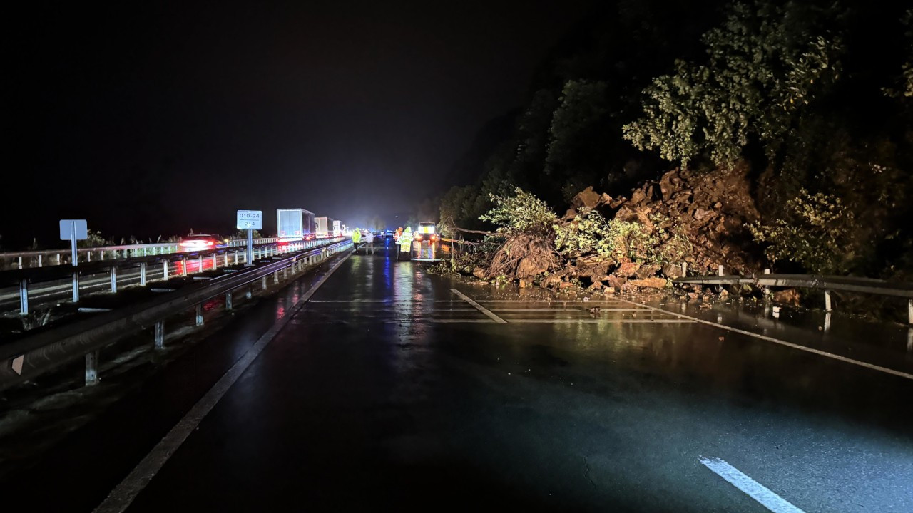 Karadeniz Sahil Yolu heyelan nedeniyle ulaşıma kapandı