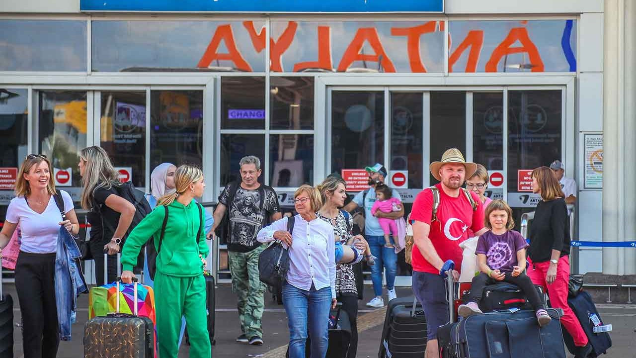 Antalya'ya gelen her 4 turistten 2'si, Rus ve Alman: Yüzde 5,4 artış