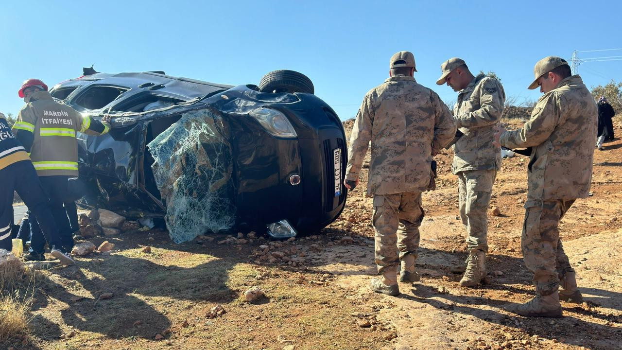 Mardin'de hafif ticari araç devrildi: 3 ölü, 5 yaralı