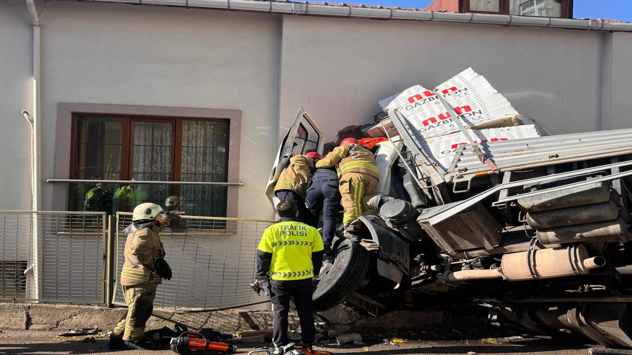 Kontrolden çıkan tır, evin yatak odasına girdi