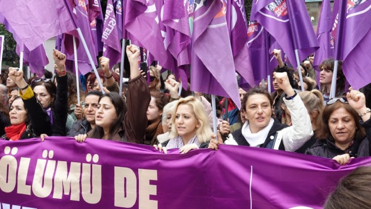 'Kadının soyadı' düzenlemesi yargı paketinden çıkarıldı