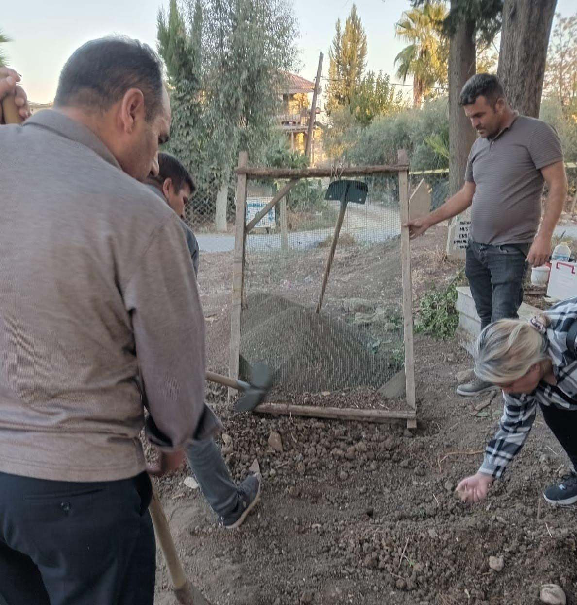 Mezar kazarken yüzlercesi birden çıktı: Jandarma hemen el koydu - Sayfa 2