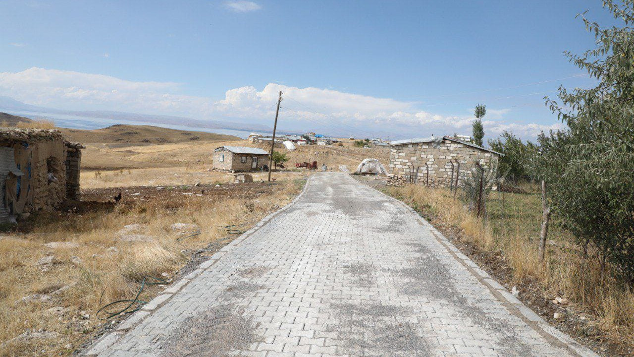 Tuşba'da parke taşı döşeme çalışmaları sürüyor