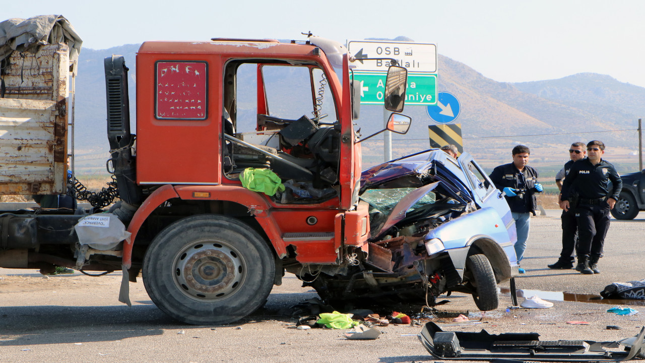 Adana'da kamyonla otomobil çarpıştı: 1 ölü, 1 yaralı