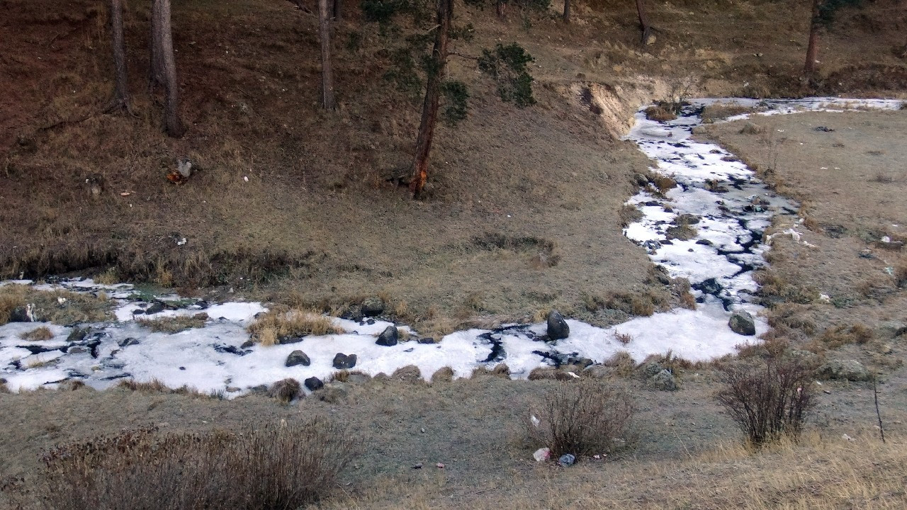 Kars'ta soğuk hava nedeniyle dereler dondu