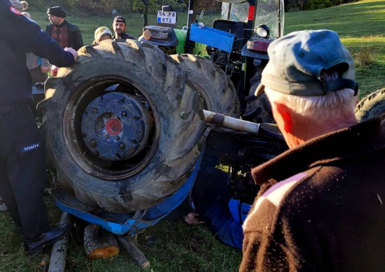 Sakarya'da traktörün devrilmesi sonucu bir kişi yaralandı