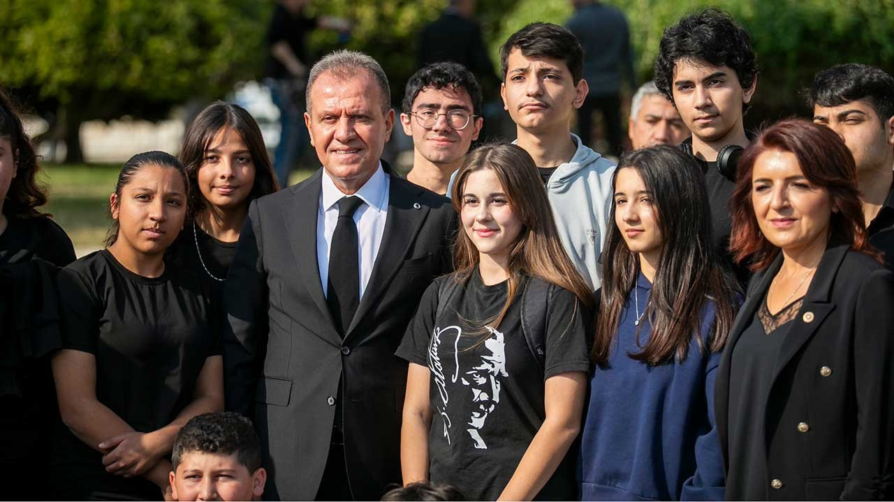 Vahap Seçer: Bir dahinin görüşlerini gençlere aktarmaya çalışıyoruz