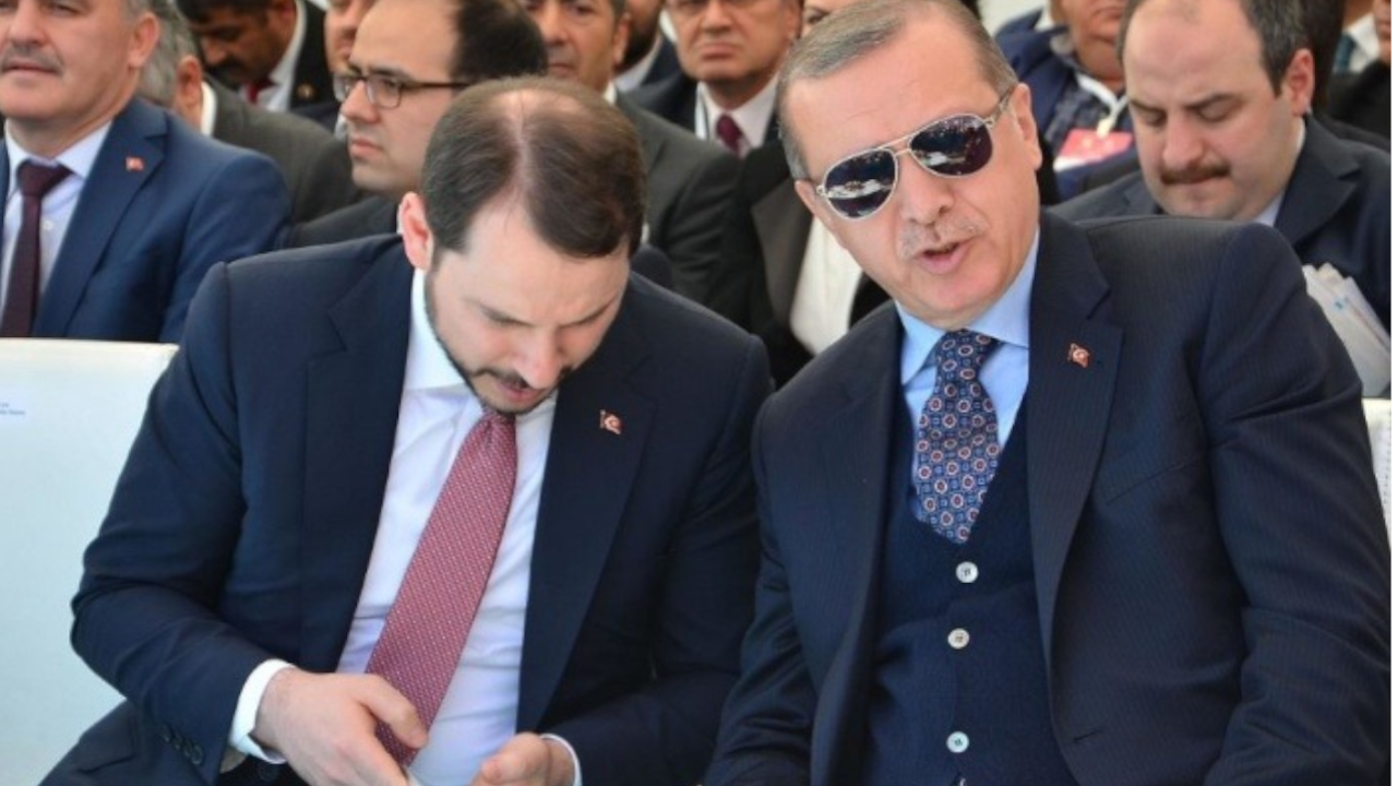 AK Partililer anlattı: Berat Albayrak Erdoğan'ın elini öptü, barıştı