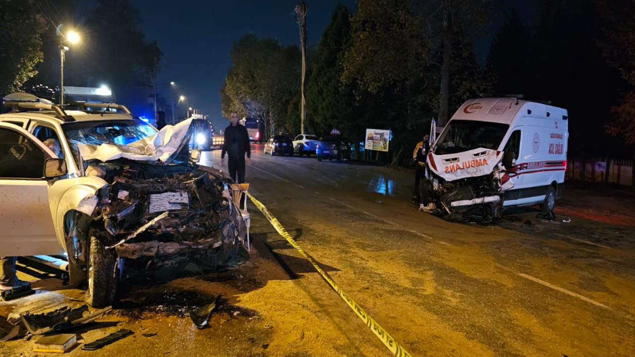 Sakarya'da zincirleme kaza: Ambulanstaki sağlık çalışanları yaralandı