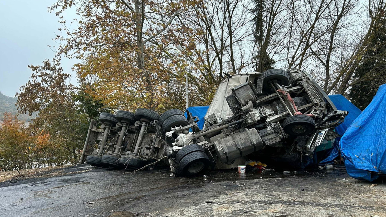 TIR devrildi, içindeki sülfirik asit sürücünün üzerine döküldü